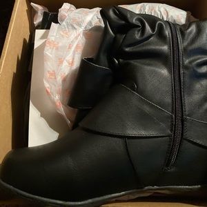 Brand NEW still in box!!!! Black boots size 8 Macy’s!!!!